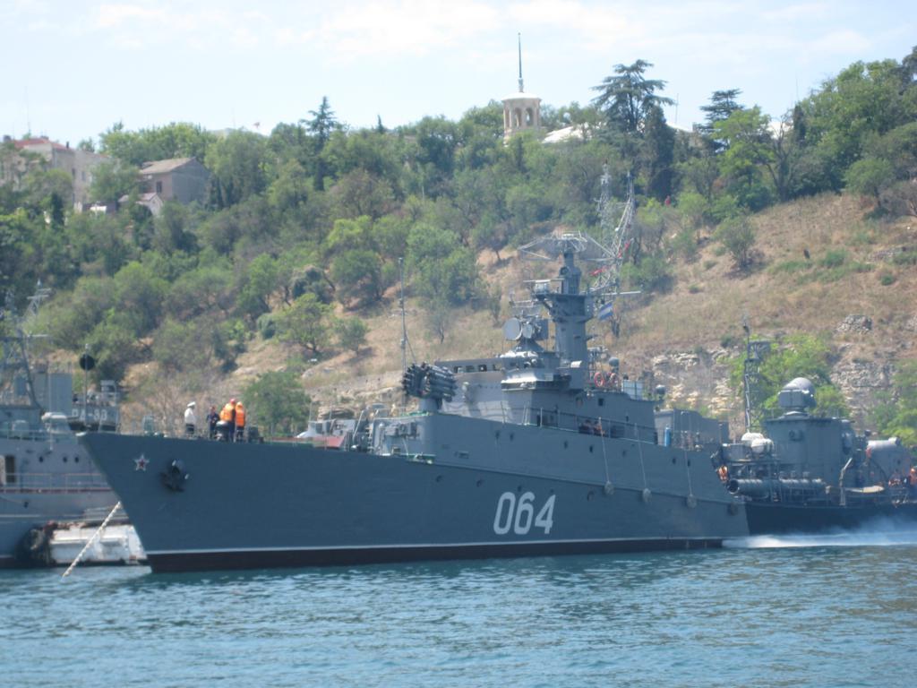 Современный флот в Севастополе.